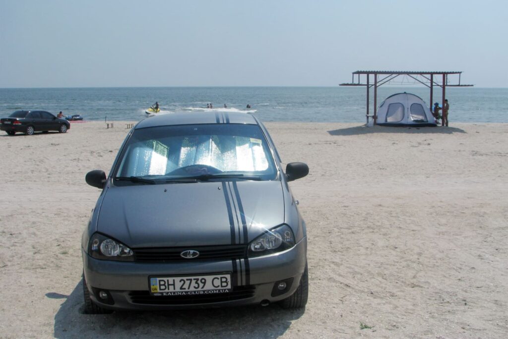 Авто на пляже в Луговом